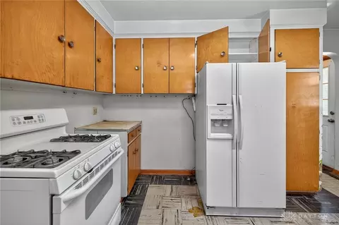 Kitchen - 5822 Broadway Rd, Springfield, OH 45502 photo 5 of 5