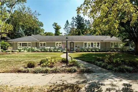 334 E Schantz Ave, Oakwood, OH 45409