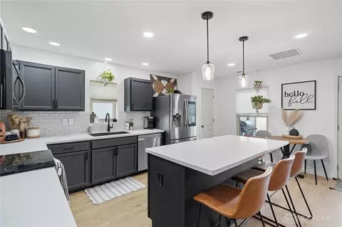 Kitchen - 276 Hampton Trl, Springfield, OH 45502 photo 3 of 4