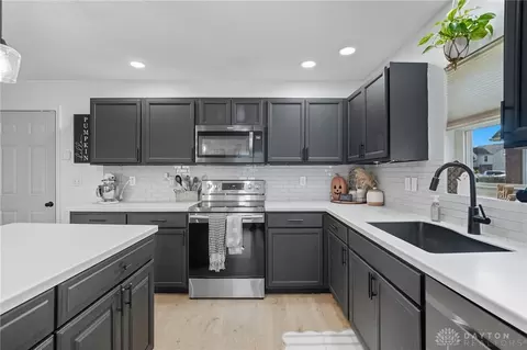 Kitchen - 276 Hampton Trl, Springfield, OH 45502 photo 4 of 4