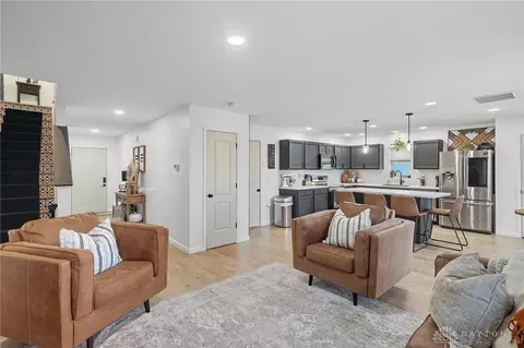 Living - 276 Hampton Trl, Springfield, OH 45502 photo 2 of 4