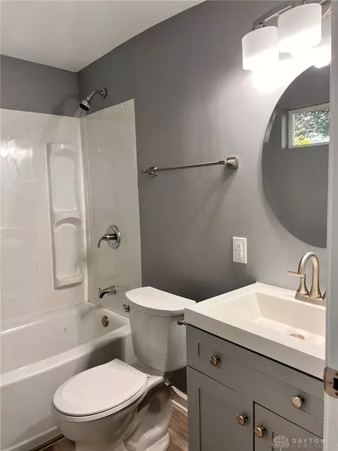 Bath - 1015 Hillcrest Ave, Springfield, OH 45504 photo 5 of 7