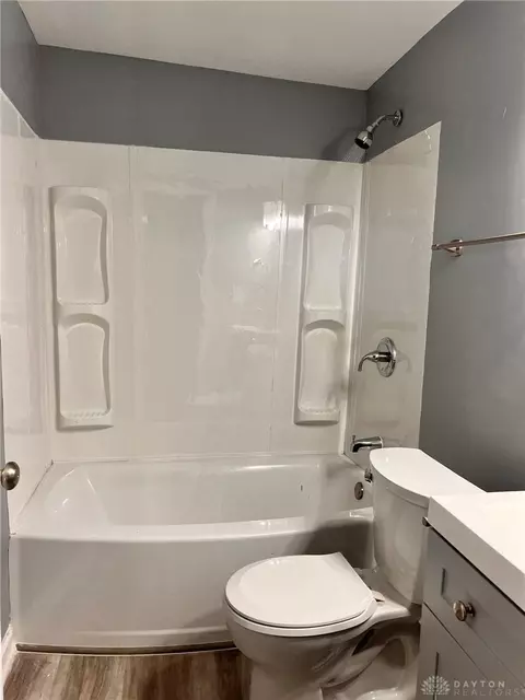 Bath - 1015 Hillcrest Ave, Springfield, OH 45504 photo 6 of 7