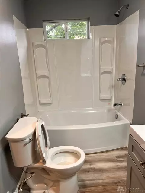 Bath - 1015 Hillcrest Ave, Springfield, OH 45504 photo 2 of 7