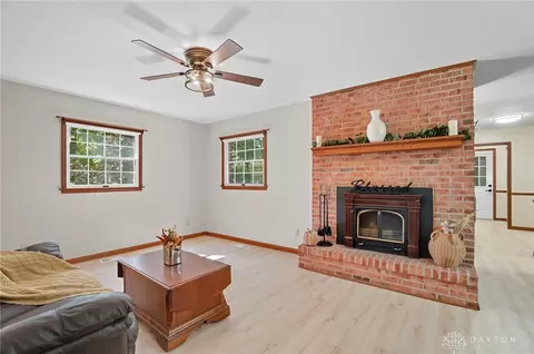 Living - 570 Aberfelda Dr, Springfield, OH 45504 photo 6 of 9