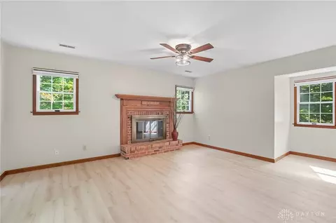 Living - 570 Aberfelda Dr, Springfield, OH 45504 photo 7 of 9