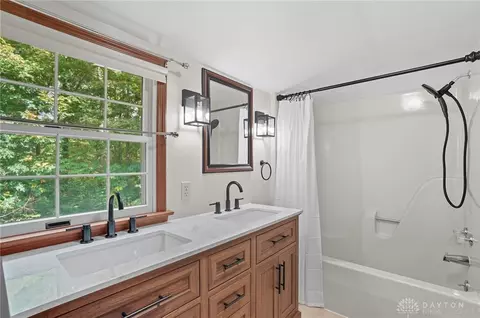 Bath - 570 Aberfelda Dr, Springfield, OH 45504 photo 5 of 8