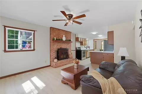 Living - 570 Aberfelda Dr, Springfield, OH 45504 photo 5 of 9