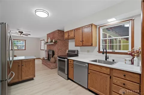 Kitchen - 570 Aberfelda Dr, Springfield, OH 45504 photo 3 of 5