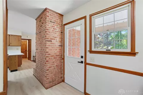 Entry Way - 570 Aberfelda Dr, Springfield, OH 45504 photo 3 of 5