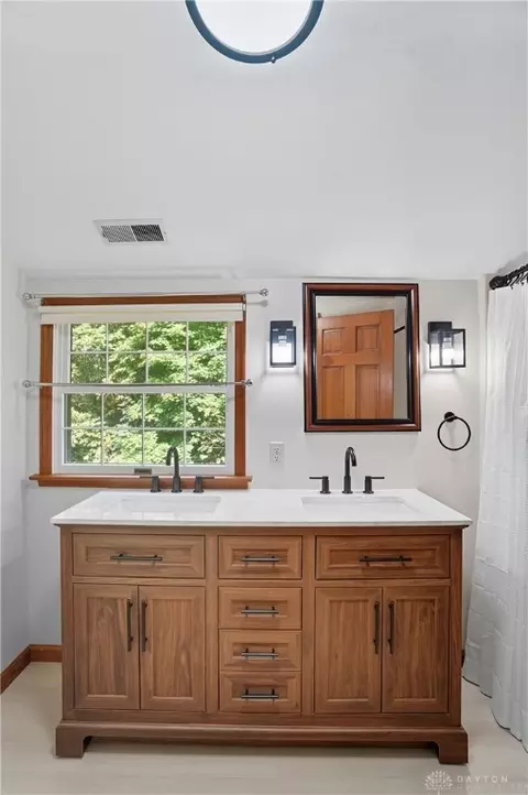 Bath - 570 Aberfelda Dr, Springfield, OH 45504 photo 4 of 8
