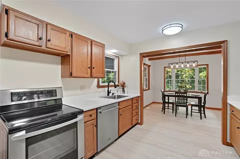 Kitchen - 570 Aberfelda Dr, Springfield, OH 45504 photo 2 of 5