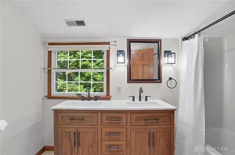 Bath - 570 Aberfelda Dr, Springfield, OH 45504 photo 3 of 8