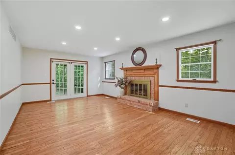 Living - 570 Aberfelda Dr, Springfield, OH 45504 photo 1 of 9
