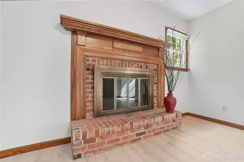 Living - 570 Aberfelda Dr, Springfield, OH 45504 photo 8 of 9