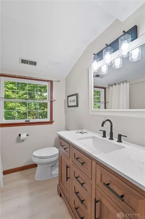 Bath - 570 Aberfelda Dr, Springfield, OH 45504 photo 7 of 8