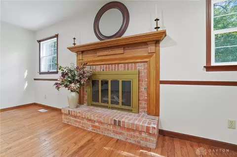 Living - 570 Aberfelda Dr, Springfield, OH 45504 photo 3 of 9