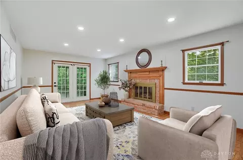 Living - 570 Aberfelda Dr, Springfield, OH 45504 photo 2 of 9