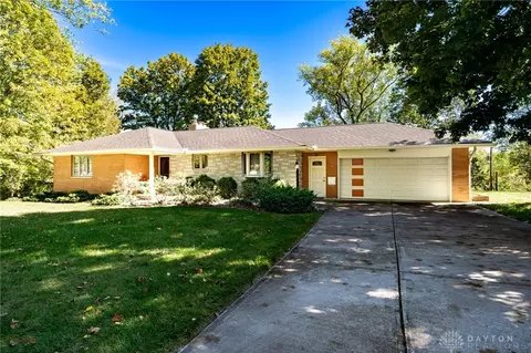 3076 Beech Hill Dr, Sugarcreek Township, OH 45370
