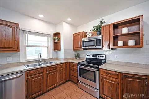 Kitchen - 651 Broad Blvd, Dayton, OH 45419 photo 4 of 7