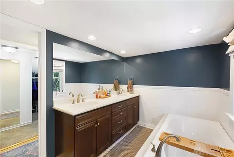Bath - 3325 Ridgeway Rd, Dayton, OH 45419 photo 2 of 5