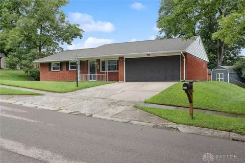 2727 Pinegrove Dr, Dayton, OH 45449