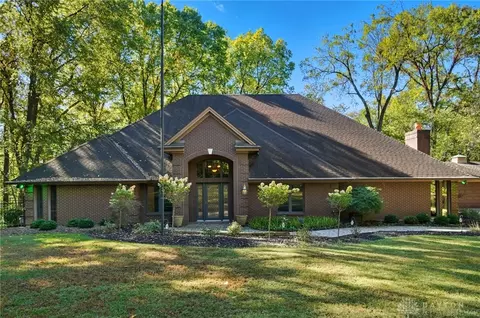 1211 Runnymede Ln, Oakwood, OH 45419