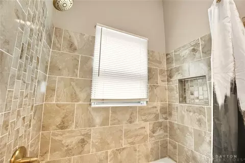 Bath - 329 Fair St, Springfield, OH 45506 photo 2 of 2