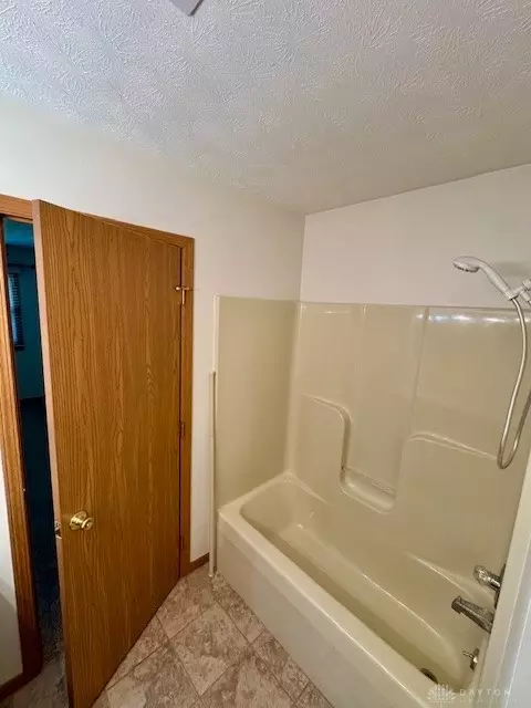 Bath - 1470 Oldham Dr, Springfield, OH 45503 photo 3 of 3