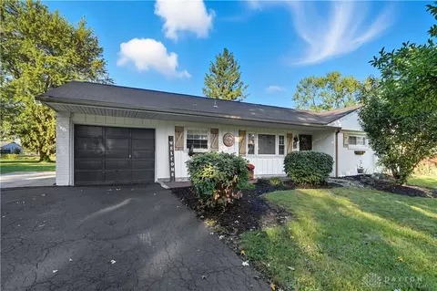 36 Blackstone Dr, Dayton, OH 45459