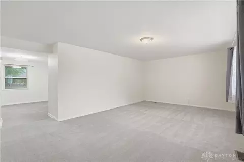 Living - 2933 Bahia Dr, Springfield, OH 45503 photo 3 of 4