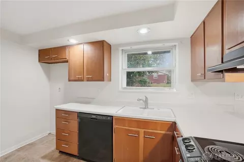 Kitchen - 2933 Bahia Dr, Springfield, OH 45503 photo 2 of 3