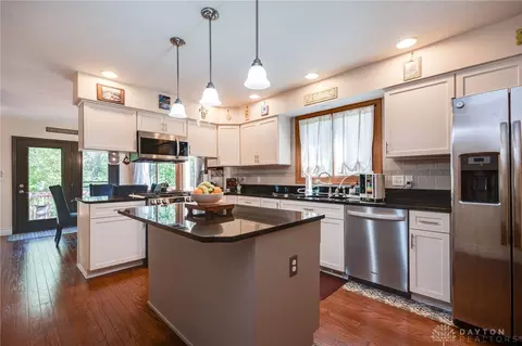 Kitchen - 849 Wind Bluff Pt, Springboro, OH 45066 photo 3 of 5