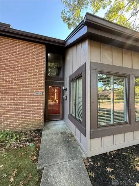 1325 Huntsman Ln, Dayton, OH 45459