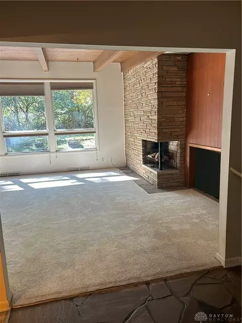 Living - 1535 Winding Trl, Springfield, OH 45503 photo 2 of 5