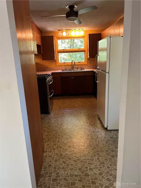 Kitchen - 1535 Winding Trl, Springfield, OH 45503 photo 2 of 2