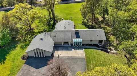 573 Arlington Rd, Brookville, OH 45309
