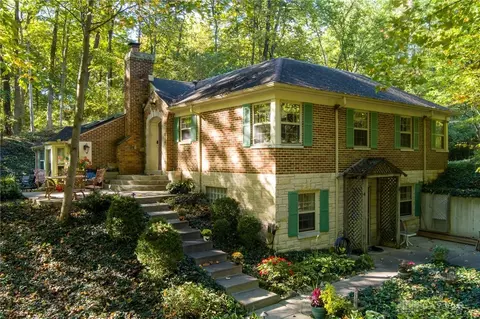 215 Colonial Ln, Dayton, OH 45429