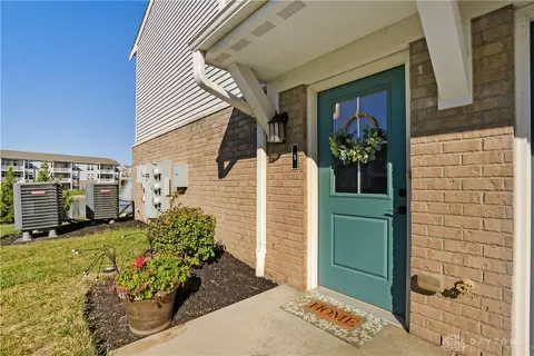 5 Old Pond Rd, Springboro, OH 45066