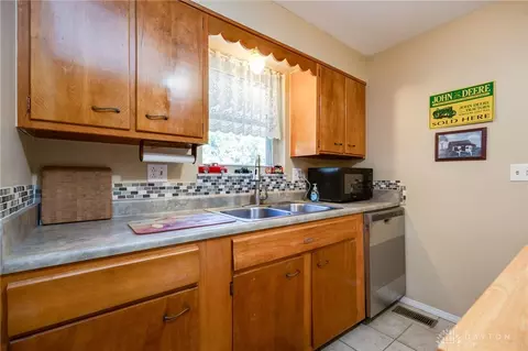 Kitchen - 1049 Georgian Dr, Dayton, OH 45429 photo 4 of 6