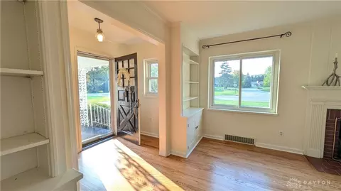 Entry Way - 1125 Laurelwood Rd, Kettering, OH 45409 photo 2 of 4