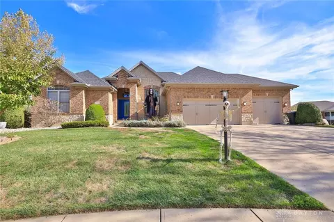 3982 Shadowleaf Dr, Bellbrook, OH 45305