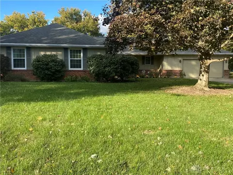 1811 Greenbriar Dr, Troy, OH 45373