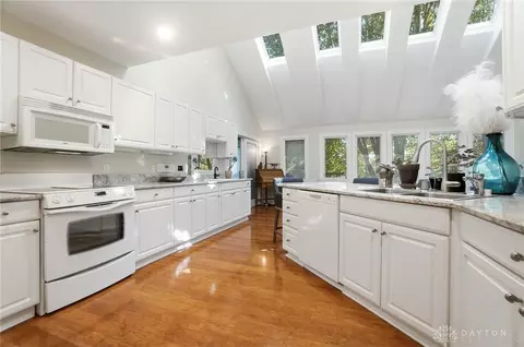 Kitchen - 7395 Cades Cv, Centerville, OH 45459 photo 6 of 7