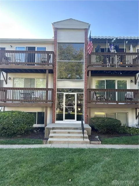 5670 W Coach Dr #D, Dayton, OH 45440