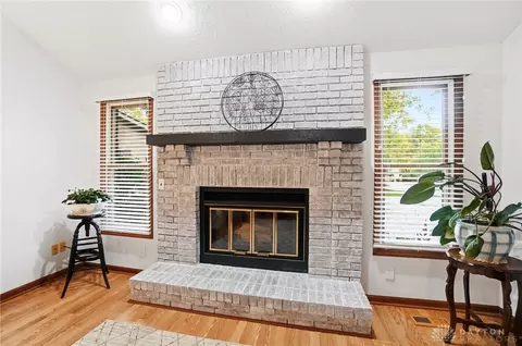 Living - 6374 Adams Cir, Centerville, OH 45459 photo 3 of 4