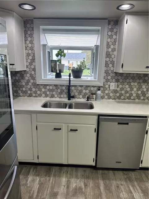Kitchen - 1001 Imperial Blvd, Springfield, OH 45503 photo 2 of 3