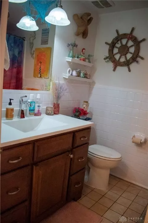 Bath - 415 Sherwood Park Dr, Springfield, OH 45505 photo 2 of 3