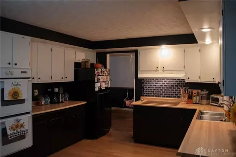 Kitchen - 415 Sherwood Park Dr, Springfield, OH 45505 photo 2 of 2