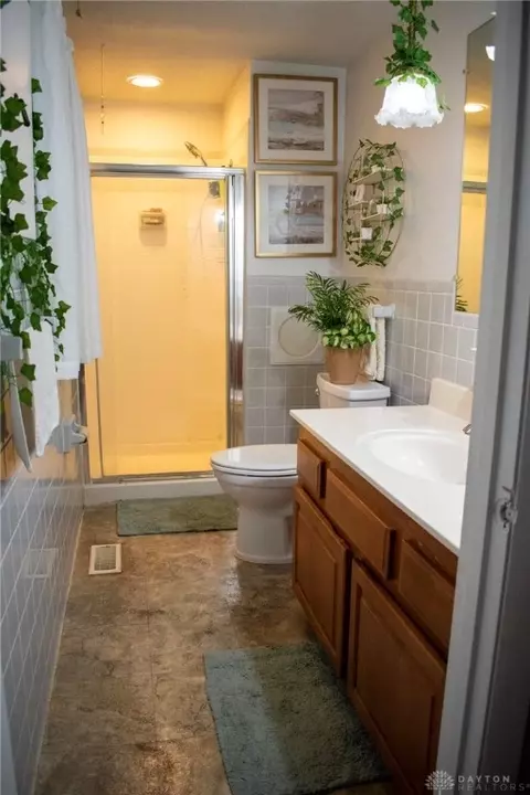 Bath - 415 Sherwood Park Dr, Springfield, OH 45505 photo 1 of 3